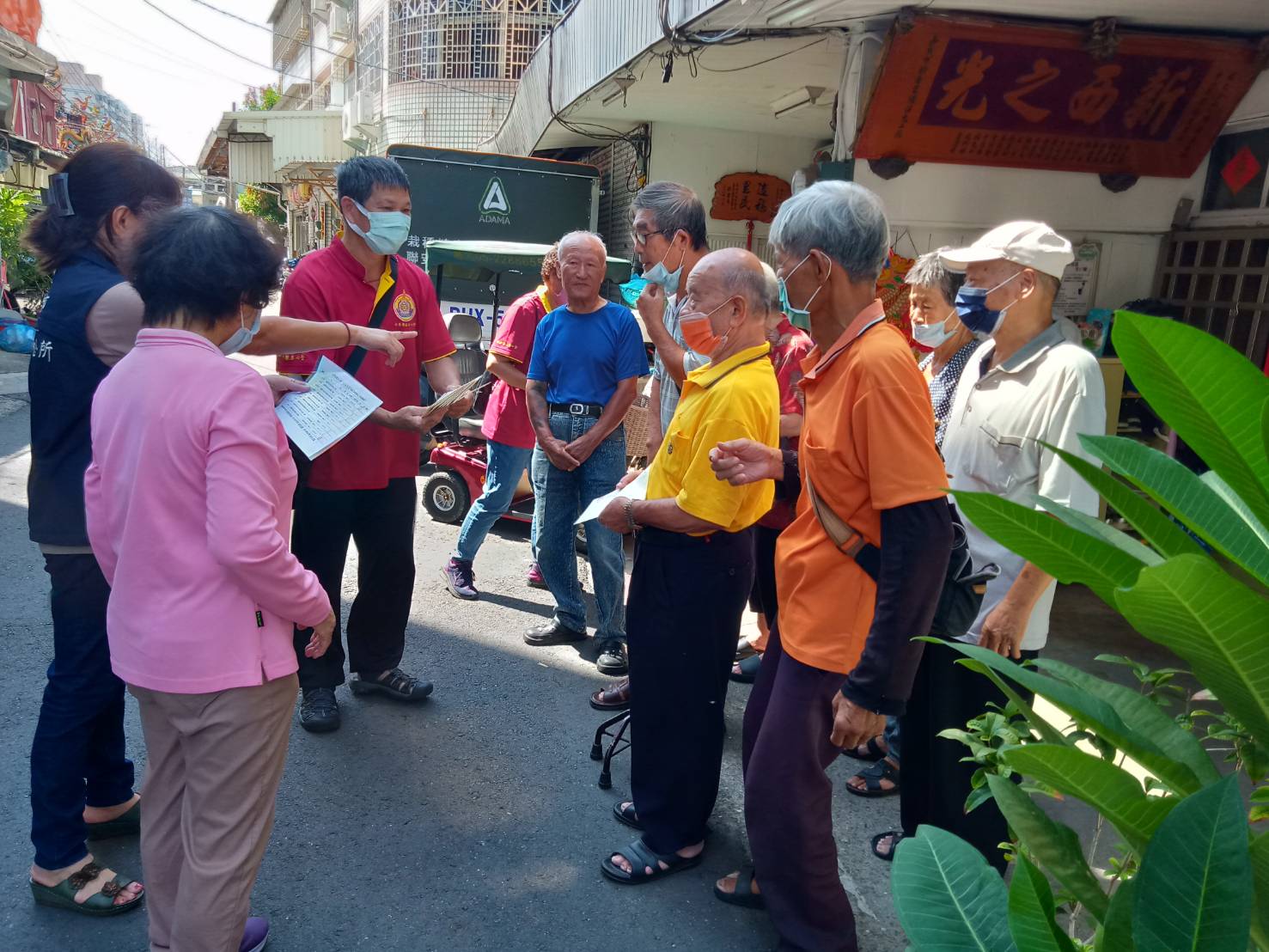 嘉義妙喜分院，由本會胡會長及當地里長，帶領義工師兄姊前至嘉義市新西里發送中秋重陽敬老禮金