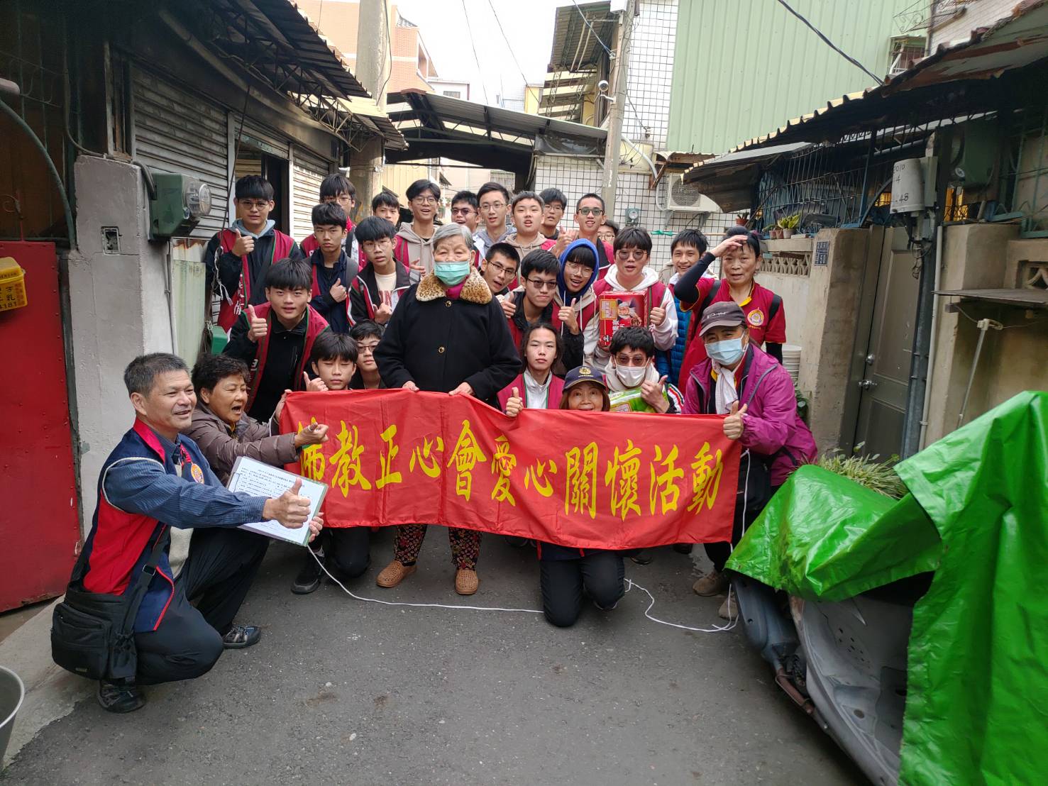 嘉義分院帶領嘉義高中學生拜訪獨居老人，致贈民生物資